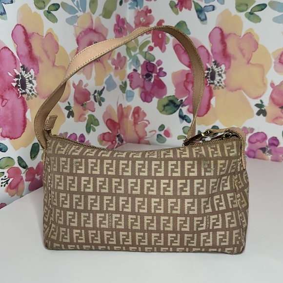 💯Authentic Fendi Shoulder Bag Small size 🍀 - Picture 1 of 17